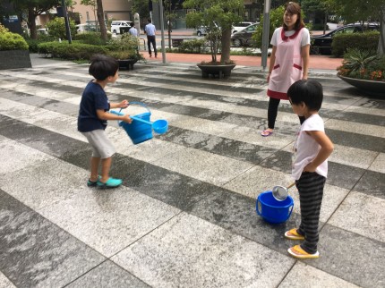 打ち水をする保育園児